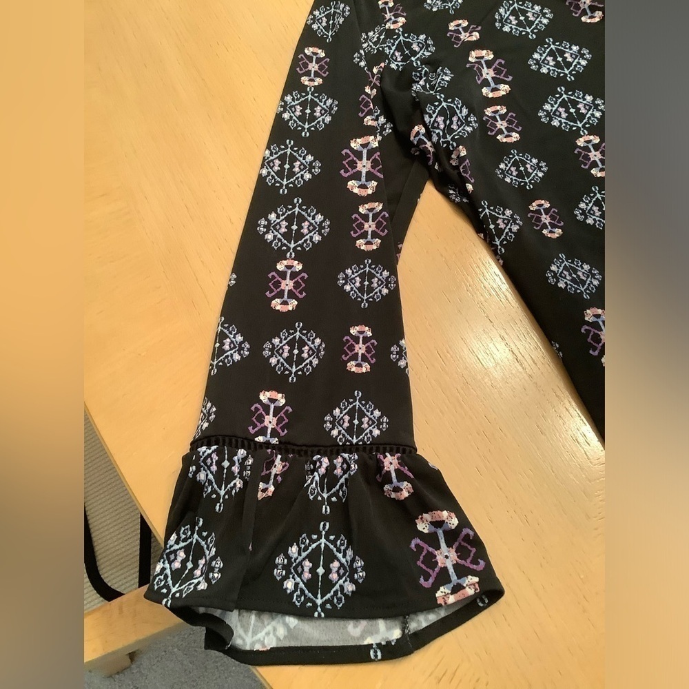 XL STYLE & CO BELL SLEEVE TOP, PRETTY PRINT ON BLACK BACKGROUND - Picture 3 of 6